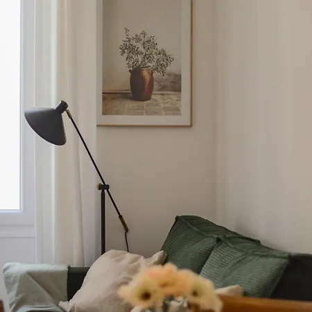 Newly Renovated Gem, Old Apartamento