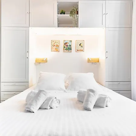 Newly Renovated Gem, Old Apartamento